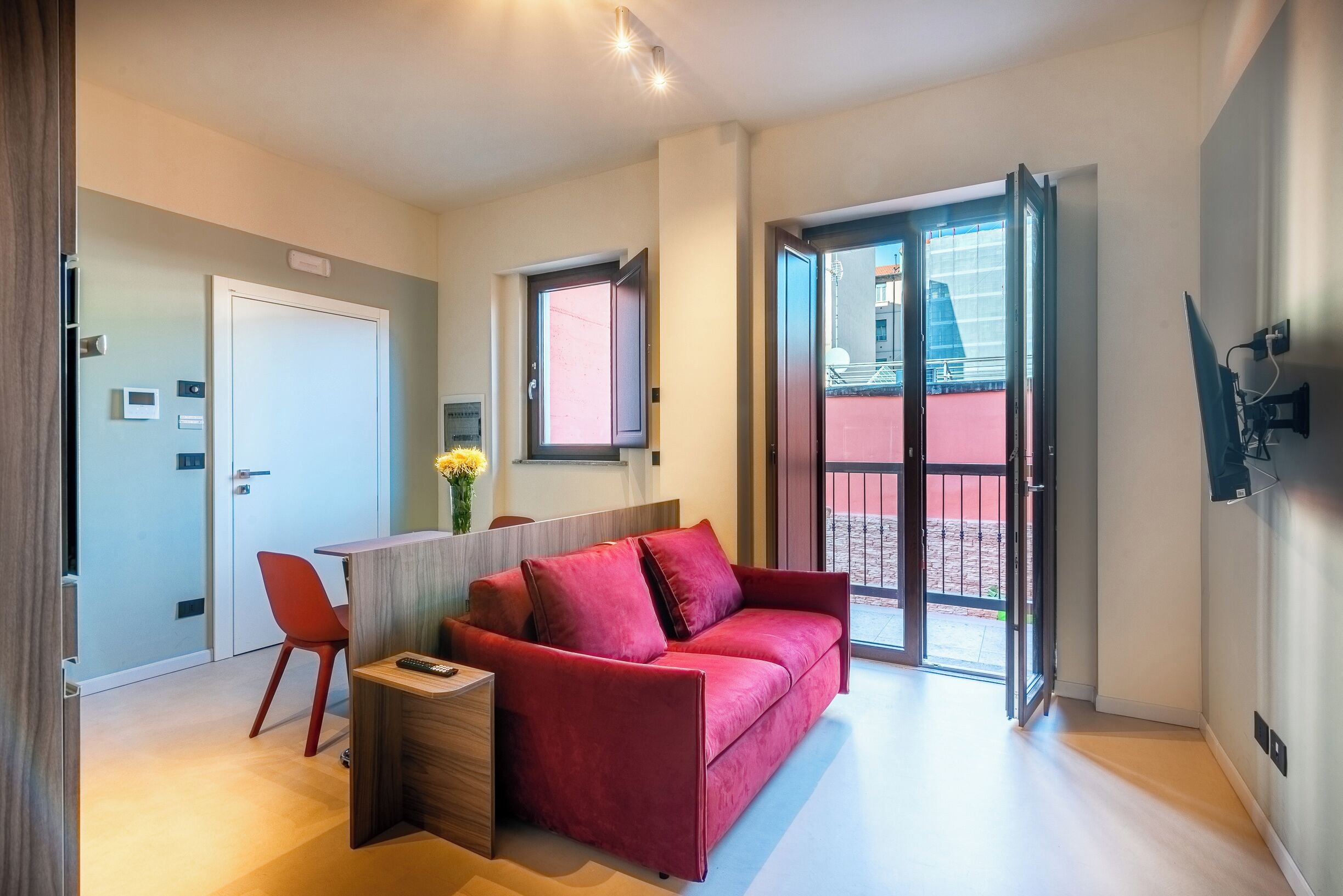 Exclusive Apartment, 1 Bedroom, Terrace, Pool View | Ruang tamu | 43 inci sebuah televisyen pintar dengan satelit, filem berbayar 