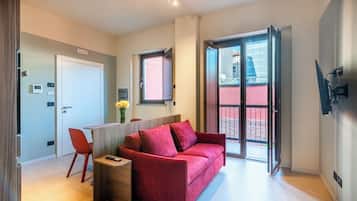 Exclusive-Apartment, 1 Schlafzimmer, Terrasse, Poolblick | Wohnbereich | 43-Zoll-Smart-TV mit Satellitenempfang, Pay-TV