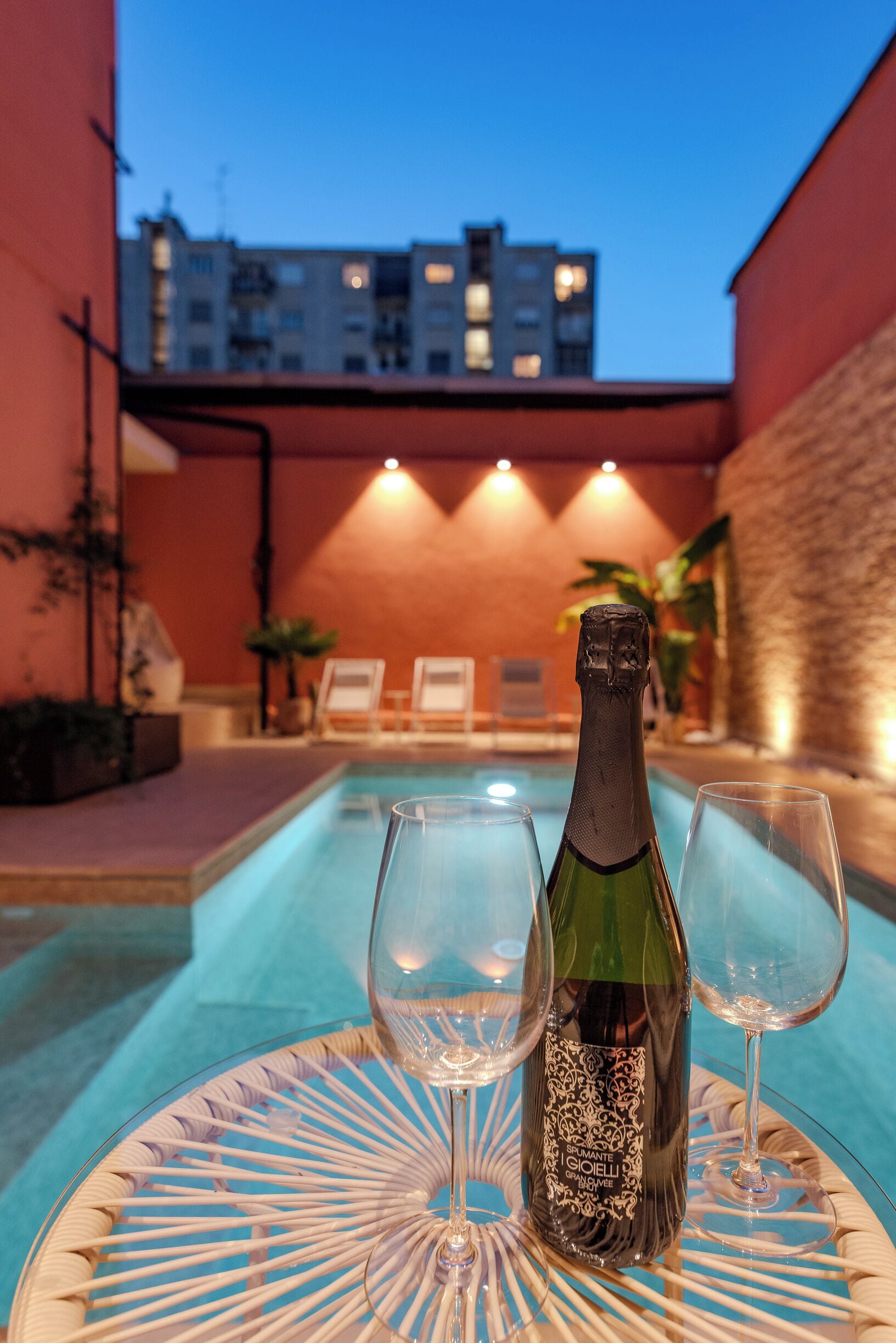 Kolam renang terbuka, payung kolam, kerusi lepak pantai 
