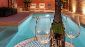 Außenpool, Sonnenschirme, Liegestühle