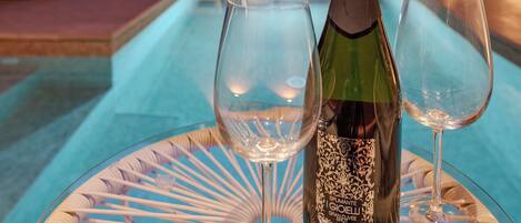 Een buitenzwembad, parasols bij het zwembad en ligstoelen