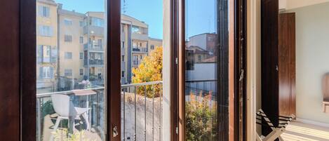 Classic-Apartment, 1 Schlafzimmer, Balkon, Blick auf den Innenhof | Ausblick vom Zimmer