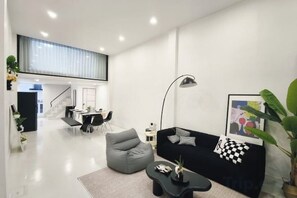 Living area - FiveHouse Silom 1 Saladeang (Bangkok)