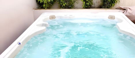 Baignoire à remous extérieure