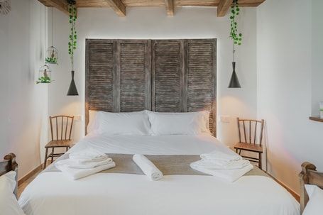 6 bedrooms, iron/ironing board, WiFi, bed sheets. La Antigua Taberna Country House with Private Pool in Nieva, Segovia