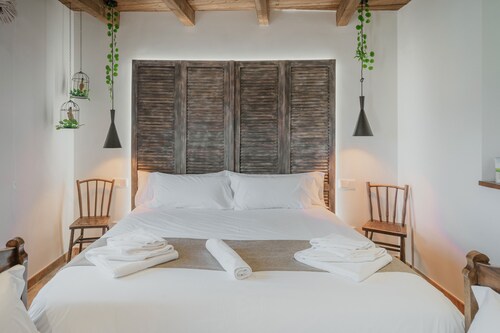 Casa Rural 'La Antigua Taberna' with Private Pool, Wi-Fi, and Air Conditioning