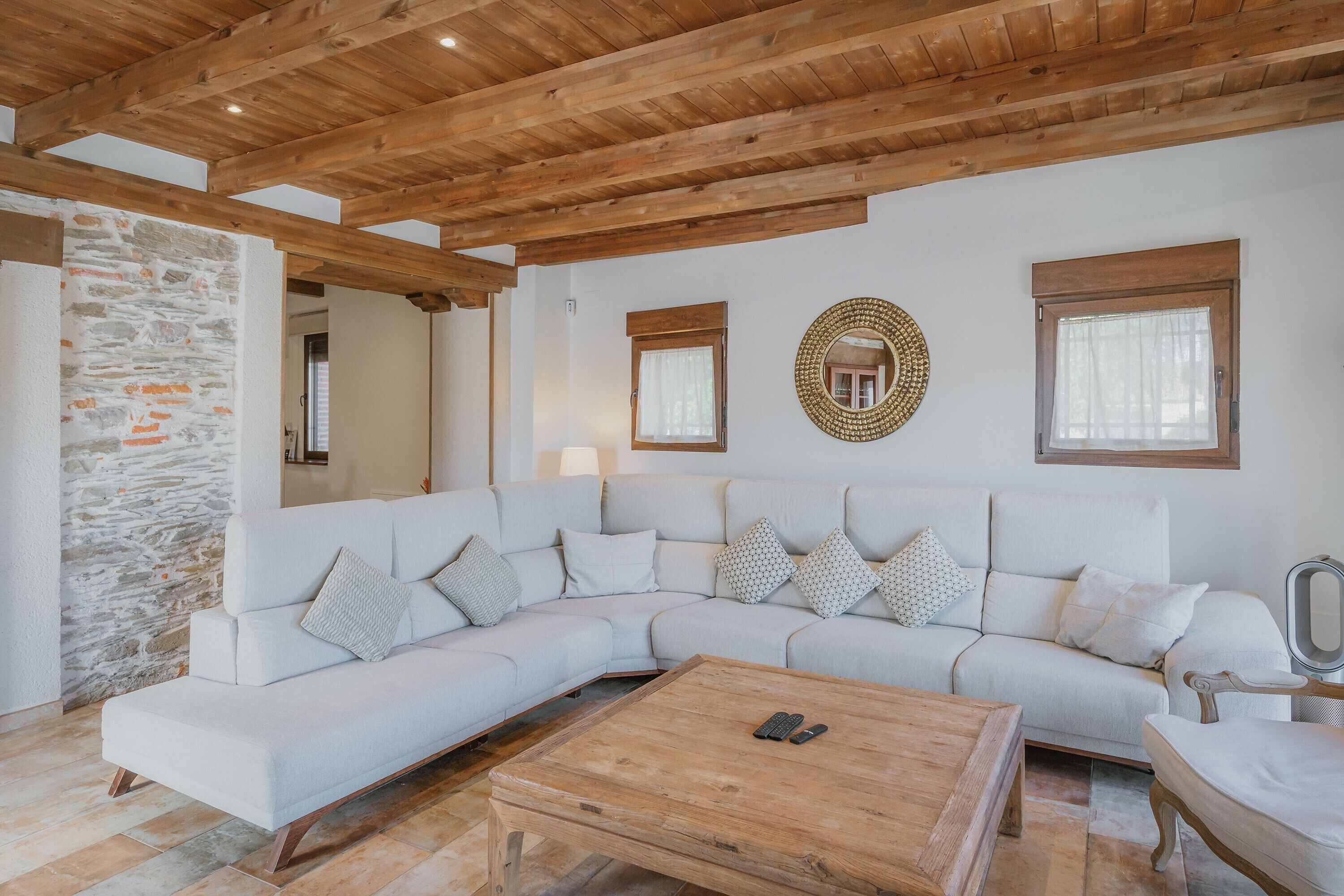Una televisión, una chimenea, una mesa de tenis de mesa