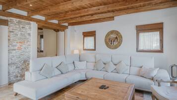 Una televisión, una chimenea, una mesa de tenis de mesa