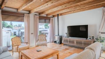 Una televisión, una chimenea, una mesa de tenis de mesa