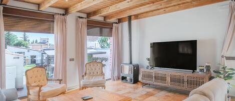 Televisión, chimenea, mesa de ping pong