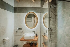 Douche, sèche-cheveux, serviettes fournies