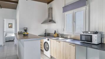 Fridge, microwave, stovetop, coffee/tea maker