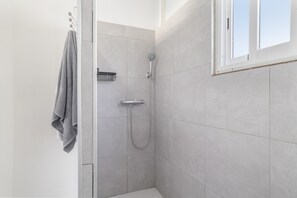 Shower, towels - Holiday Home 'El Encanto De Ronda' with Mountain View, Private Pool and Wi-Fi (Ronda)