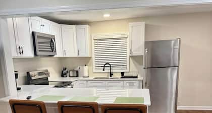 Nalida's Retreat - Cozy 3 Bedroom 2 Bath w/ Modern Comforts