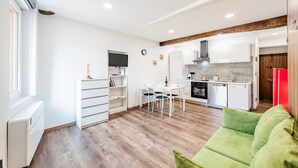 Eine moderne Wohnung mit Küche, Essbereich und Wohnzimmer.