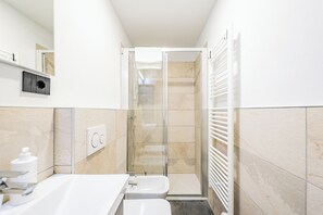 Ducha, secador de pelo, bidé y toallas