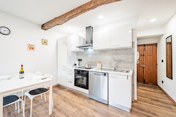 ثلاجة، فرن، موقد طهي مسطح، غسالة أطباق