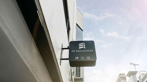 Placa para DS Residences com ícones indicando comodidades como Wi-Fi, uma cama e um banheiro.