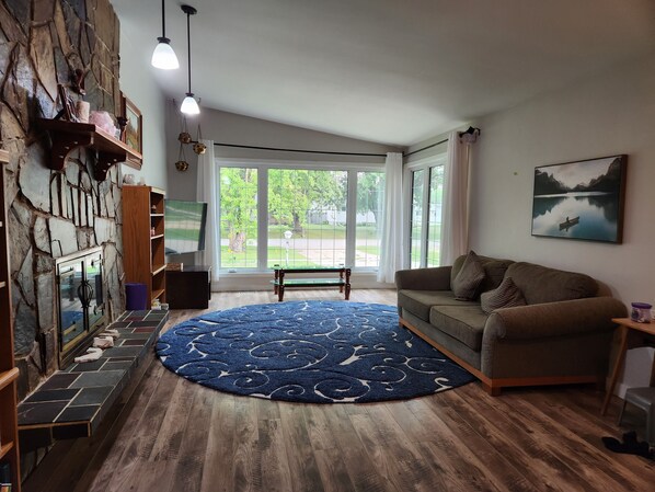 TV - Work & Play in Gimli – Office space, Fibre Internet, Full Kitchen, Lake Walks (GIMLI)