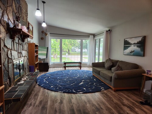 Work & Play in Gimli – Office space, Fibre Internet, Full Kitchen, Lake Walks