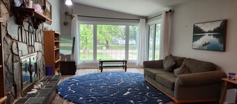 Work & Play in Gimli – Office space, Fibre Internet, Full Kitchen, Lake Walks