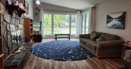 Work & Play in Gimli – Office space, Fibre Internet, Full Kitchen, Lake Walks