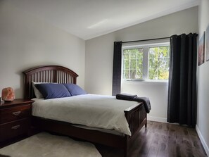 2 bedrooms, WiFi, bed sheets - Work & Play in Gimli – Office space, Fibre Internet, Full Kitchen, Lake Walks (GIMLI)