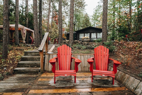 Waterfront, Hotub, Back up generator, firepit, ice fishing, Christmas tree up