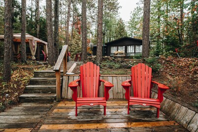 Waterfront, Hotub, Back up generator, firepit, ice fishing, Christmas tree up