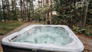 Poreallas sijaitsee metsäisellä alueella, ja sen yhteydessä on puinen terassi sekä tuoleja.