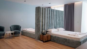 Suite Deluxe, balcone, vista cortile | Biancheria in cotone egiziano, biancheria da letto di alta qualità