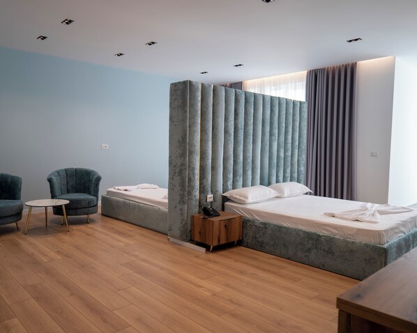 Suite Deluxe, balcone, vista cortile | Biancheria in cotone egiziano, biancheria da letto di alta qualità