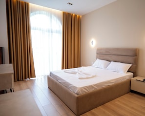 Deluxe Double Room, Mountain View | Egyptian cotton sheets, premium bedding, down comforters, in-room safe - Leo Hotel (Shtiqën)
