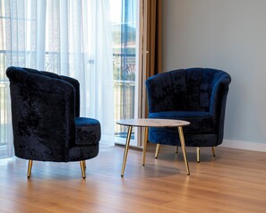 デラックス スイート バルコニー マウンテンビュー | エジプト綿のシーツ、高級寝具、羽毛の掛け布団、セーフティボックス (室内)