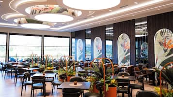 Petit déjeuner, déjeuner, dîner et brunch servis sur place