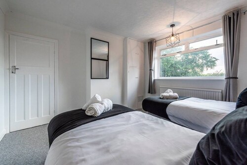 Charming 4 Bed Home | Free Parking, WiFi, BBQ