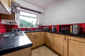 Fridge, microwave, oven, stovetop - Cosy Home in Stoke on Trent (Newcastle-under-Lyme)