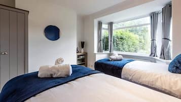 4 bedrooms, iron/ironing board, WiFi, bed sheets