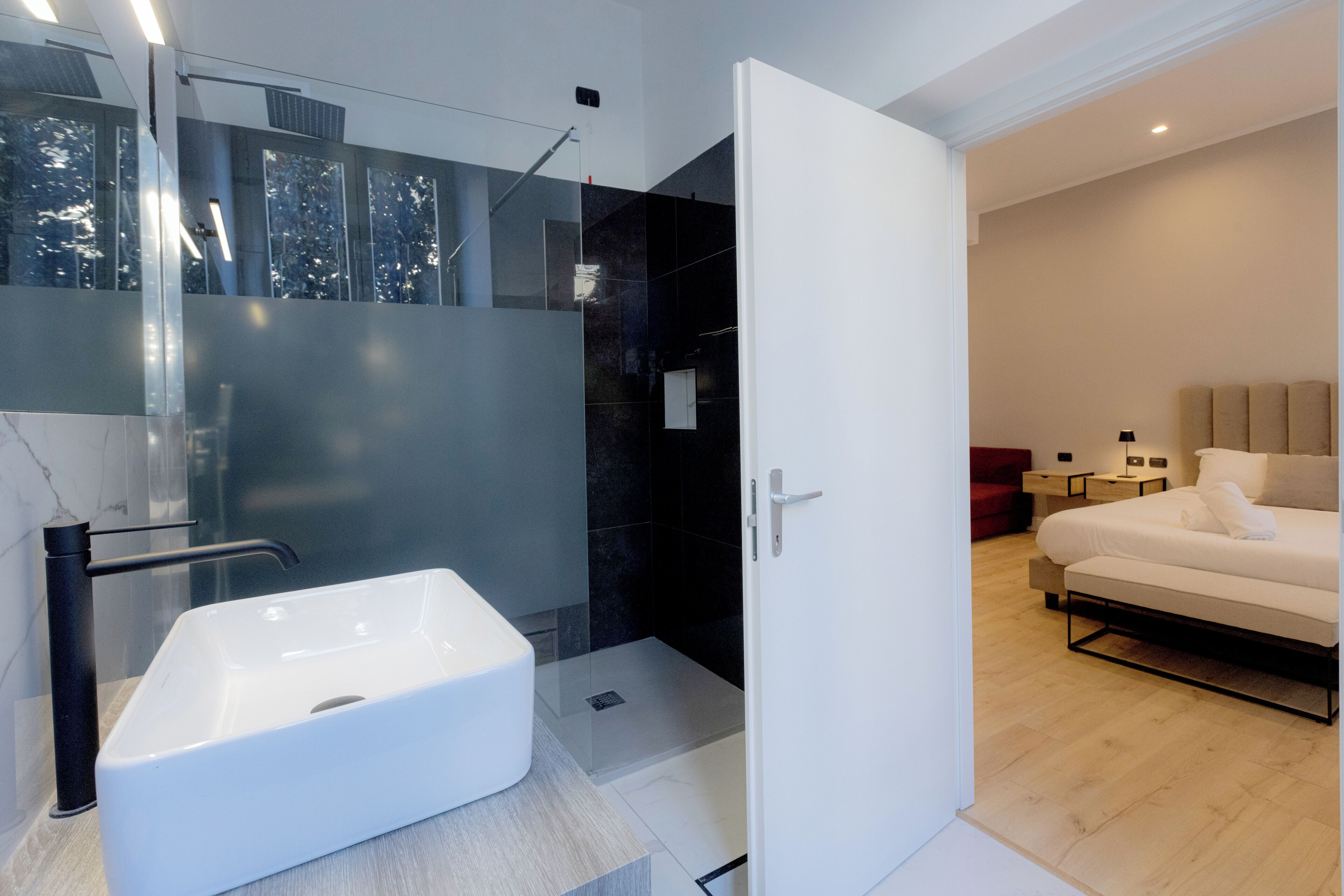 خزنة داخل الغرفة ومكواة/لوح كي وواي فاي مجانًا