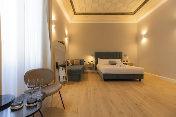 Classic-Dreibettzimmer, Nichtraucher, Stadtblick | Zimmersafe, Bügeleisen/Bügelbrett, kostenloses WLAN