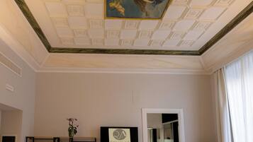 Habitación triple clásica, para no fumadores, vista a la ciudad | Caja de seguridad en la habitación y tabla de planchar con plancha