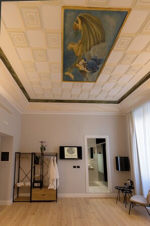 خزنة داخل الغرفة ومكواة/لوح كي وواي فاي مجانًا