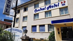 A hotel building with a sign that reads "Central Hotel NN". - Central Hotel (Saint-Priest)