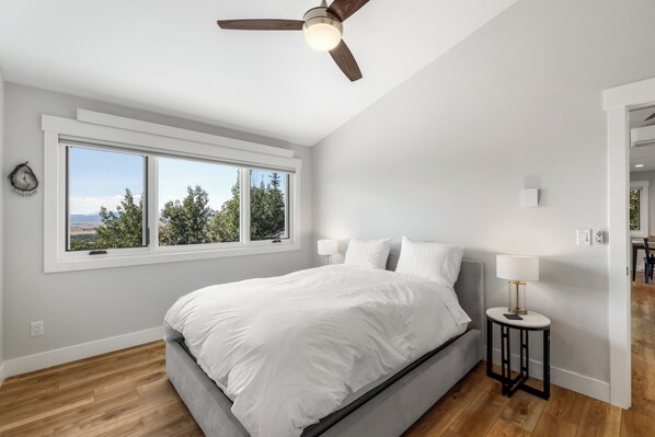 3 habitaciones, tabla de planchar con plancha y cuna de viaje 