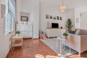 Una televisión, una chimenea