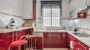 Fridge, microwave, stovetop, dishwasher