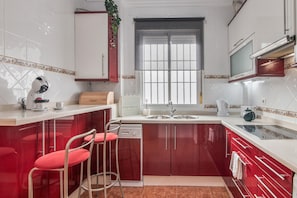 Frigorífico, microondas, placa de cocina y lavavajillas