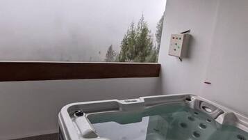 Bañera de hidromasaje al aire libre