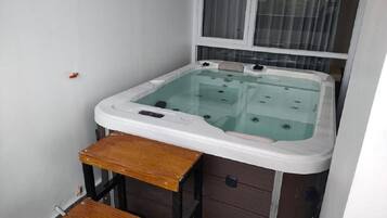 Indoor spa tub