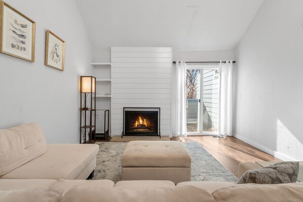TV, fireplace